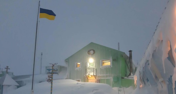 Накануне лета в Антарктике украинскую полярную станцию завалило снегом 