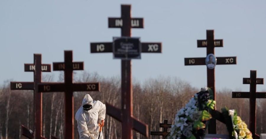 Брошенную сельсоветом на произвол женщину похоронили в долг