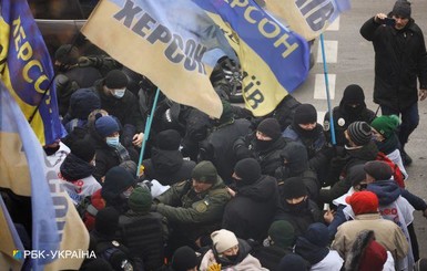 Протесты в Киеве с самого утра переросли в столкновения