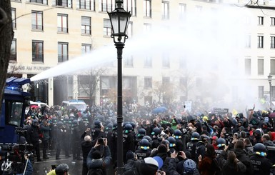 Протесты в Берлине против карантина: силовики применили водометы и перцовые баллончики