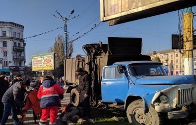 Появилось видео, как в Каменском мусоровоз врезался в толпу людей