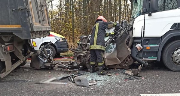 В Уманском районе машину с женщиной и ребенком зажало между фурами