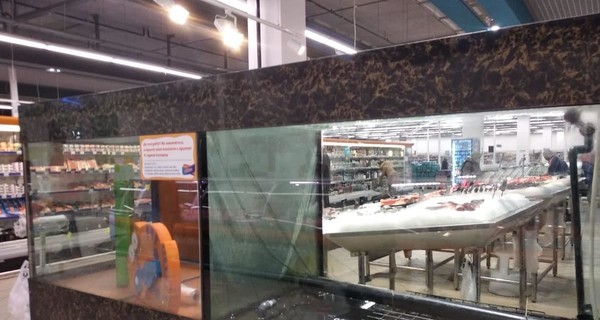 В Херсоне из-за шутника, который залез в аквариум магазина, уничтожат 36 килограммов карпа