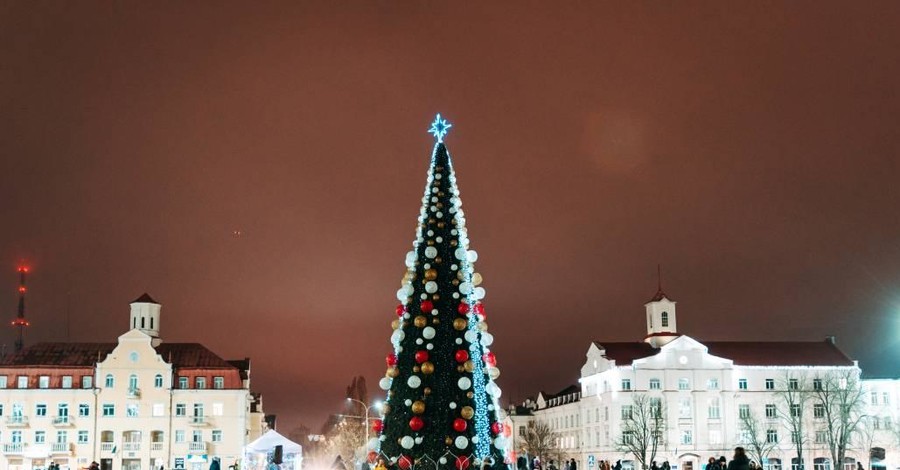 В Чернигове зажгли главную новогоднюю елку города