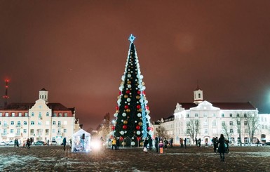 В Чернигове зажгли главную новогоднюю елку города