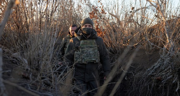 Владимир Зеленский в день ВСУ уехал на Донбасс и получил подарок из артиллерийских снарядов