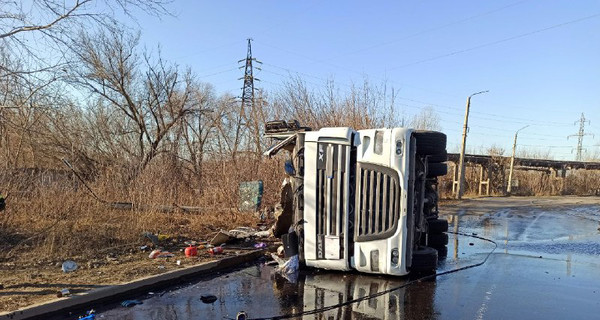 На Донбассе посреди дороги перевернулась автоцистерна с топливом