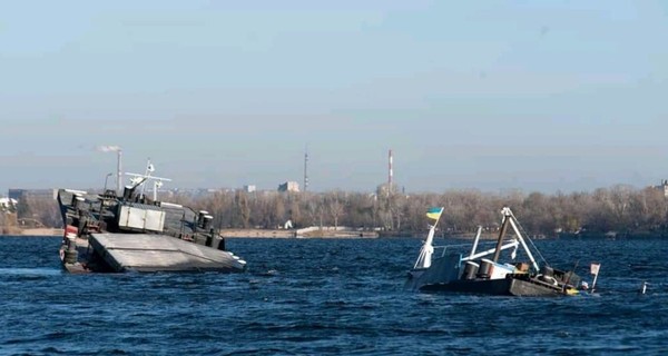 Полиция расследует крушение баржи под Запорожьем: назначен ряд экспертиз