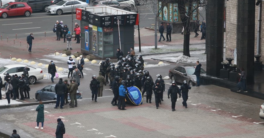 На Майдане полиция отобрала палатки у протестующих ФОПов - они в ответ применили газ