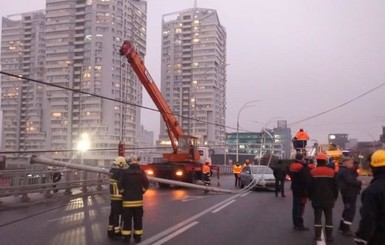 Кличко обратился в полицию из-за упавших фонарей на Шулявском мосту 