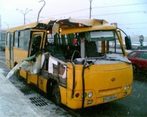 Маршрутка с отказавшими тормозами врезалась в остановку с людьми 