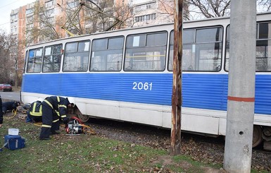 В Николаеве мужчина попал под трамвай и ему зажевало ноги