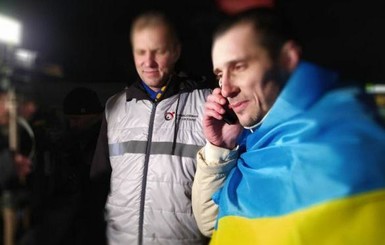 В Украину вернулся политзаключенный Александр Шумков