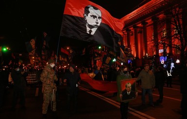 В Киеве прошло факельное шествие в честь Бандеры: людей меньше, но появились белорусские флаги