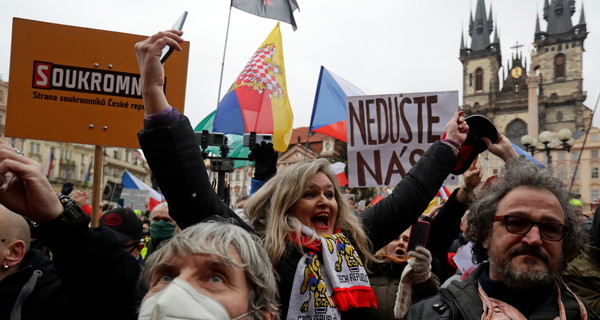 Жители Праги вышли на протест из-за продления локдауна