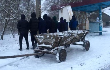 Хорошо погуляли: на Ровенщине парни украли телегу и забросили ее на крышу остановки