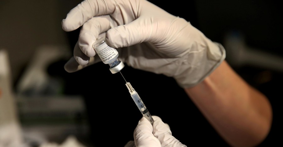Шмыгаль заявил, что платная вакцинация начнется параллельно с государственной