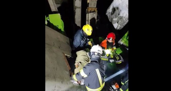 В Киеве на стройке под обломками рухнувшего здания оказался вагончик с рабочими