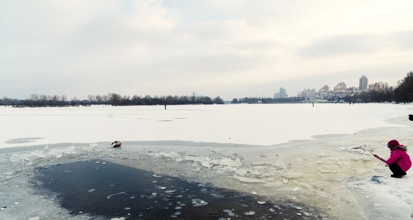 В Киеве мальчика понесло на льдине по Днепру