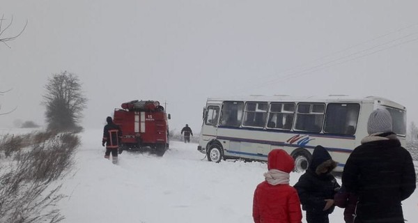 На Волыни спасли учеников, школьный автобус с которыми застрял в сугробе