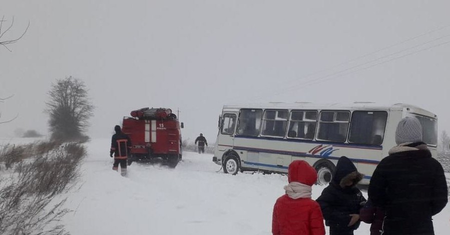 На Волыни спасли учеников, школьный автобус с которыми застрял в сугробе