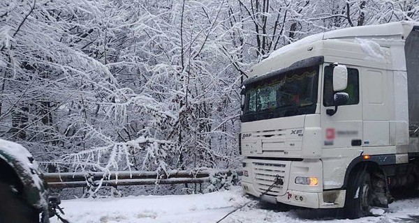 На Закарпатье дальнобойщик полтора дня прожил в грузовике на заснеженном перевале