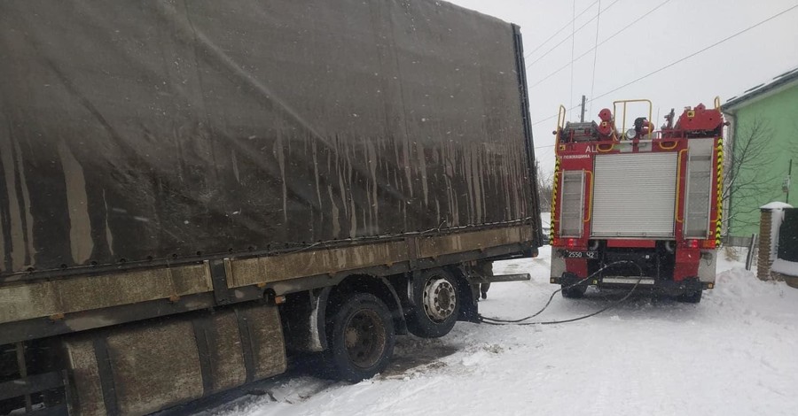 В Одессу из-за непогоды ограничили въезд грузовикам