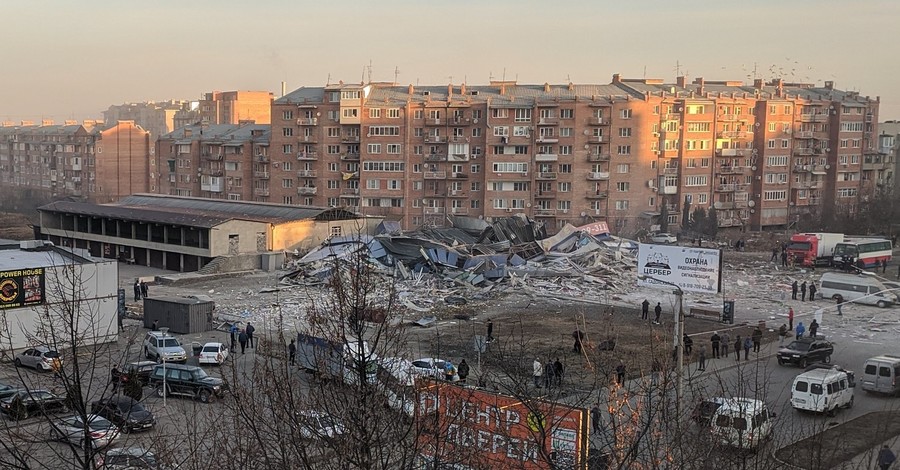 Во Владикавказе произошел взрыв в торговом центре: здание полностью уничтожено