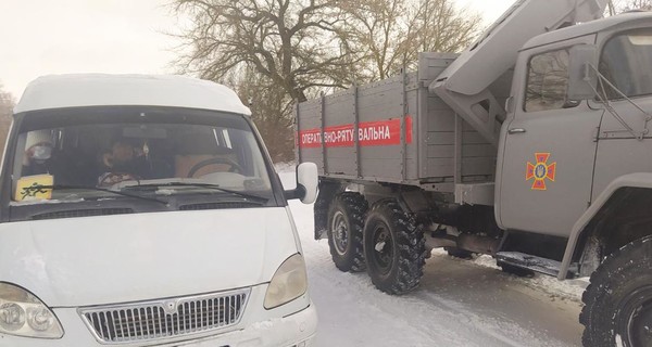 В Хмельницкой области в снежных сугробах застрял автобус с детьми