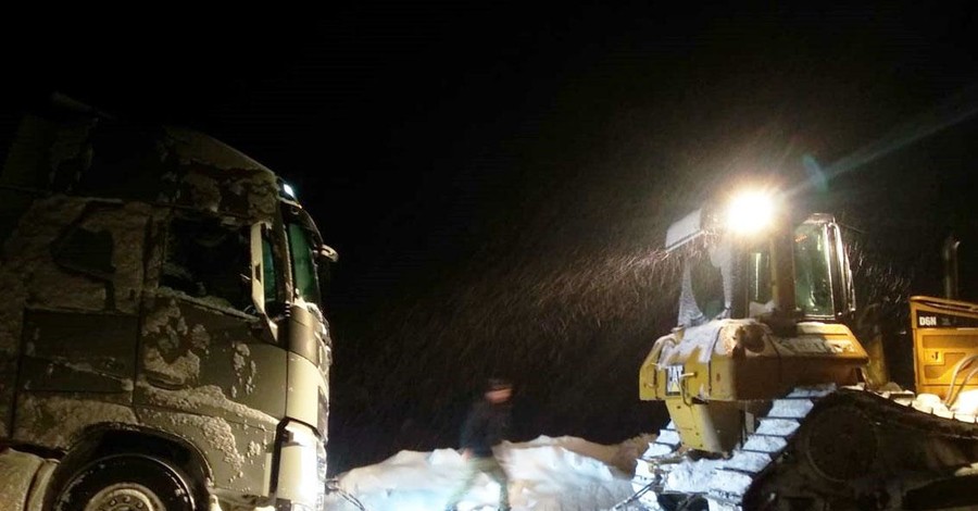 В Черниговской области мужчина заявил об убийстве, чтобы в снегопады вызвать полицию на спецтехнике