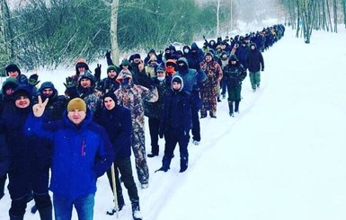 Бунт рыбаков: пройдя по льду, люди выдернули из Днепра забор