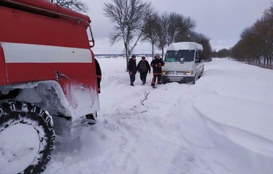 В четырех областях Украины ограничили проезд