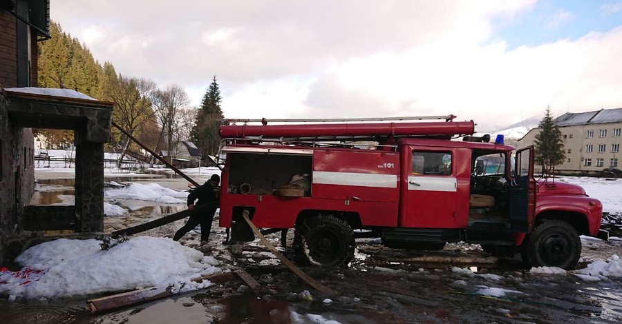 В Карпатах - высокая снеголавинная опасность, а на Закарпатье готовятся к потопу