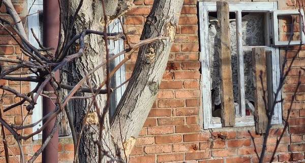 В Донбассе обстреляли пгт Новгородское: повреждены три дома, электролиния и газопровод