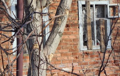 В Донбассе обстреляли пгт Новгородское: повреждены три дома, электролиния и газопровод