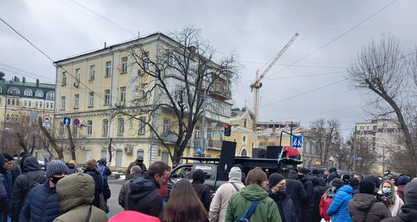 Митинг в защиту Стерненко: люди отправились к ГПУ, требуя отставки Венедиктовой. В ход пошли фаера и петарды