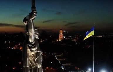 В Киеве самый большой флаг Украины приспустили из-за ветра и нагрузки на верхушку флагштока