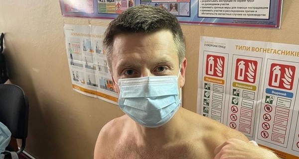 Депутат Гончаренко вне очереди вакцинировался от коронавируса, оголив торс, как Зеленский