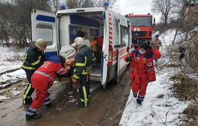 На Харьковщине спасатели и медики два километра несли парализованного мужчину на руках 