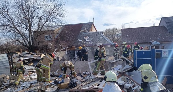 В Киеве прогремел взрыв, разнесло гараж, машину и повредило соседние дома