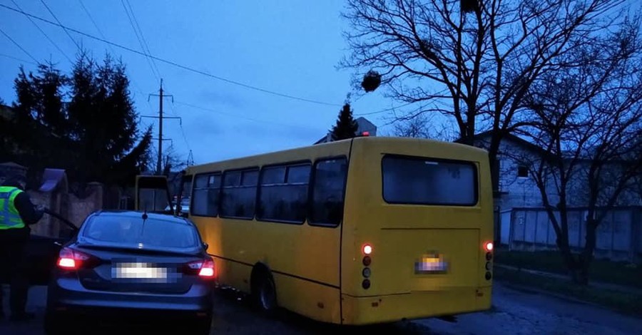 Во Львове маршрутчик помог задержать водителя под кайфом