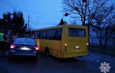 Во Львове маршрутчик помог задержать водителя под кайфом