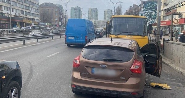 В Киеве иномарка врезалась в маршрутку, пострадала пассажирка автобуса