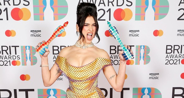 Красная дорожка Brit Awards: Дуа Липа в чулках, а Билли Портер в платье и ботфортах