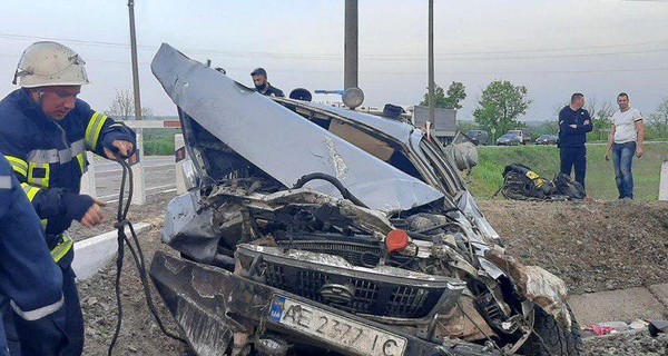 В Запорожской области внедорожник перевернулся на рельсах