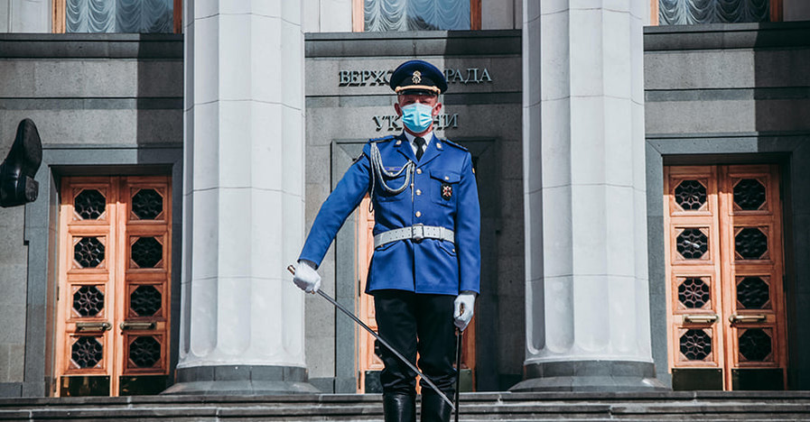 У Рады снова служит почетный караул - новую традицию прерывали из-за карантина