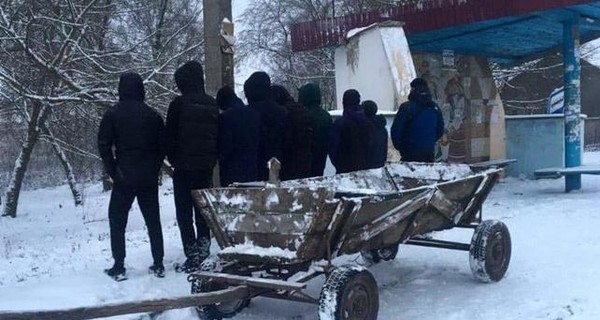 В селе под Николаевом ввели комендантский час для молодежи: в бары и на остановки вечером - ни-ни!