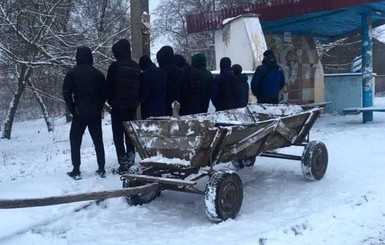 В селе под Николаевом ввели комендантский час для молодежи: в бары и на остановки вечером - ни-ни!