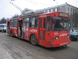 Троллейбусные «рога» насквозь прошили легковушку 