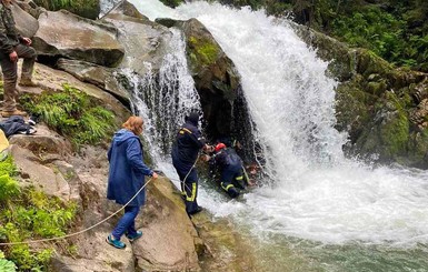 На Львовщине во время экскурсии упал в водопад и утонул школьник